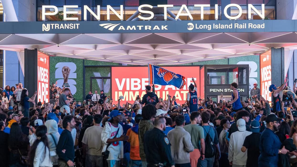 Best NYC Bars to Watch the Knicks in NBA Finals 🏀
